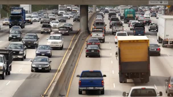 Traffic on Busy Freeway in Downtown — Stock Video