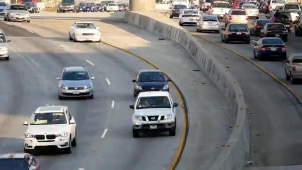 カリフォルニア州ロサンゼルスのダウンタウンで忙しい高速道路 — ストック動画