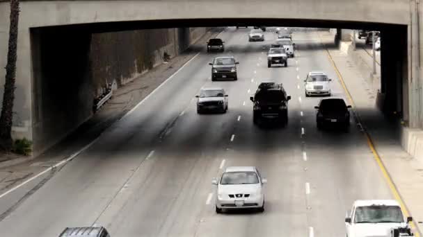 Трафік на зайнятий шосе в центрі міста — стокове відео