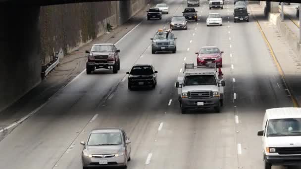 Verkehr auf vielbefahrener Autobahn in der Innenstadt — Stockvideo