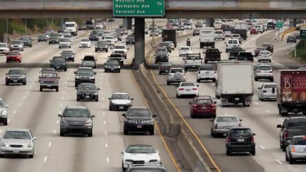 Verkehr auf vielbefahrener Autobahn in der Innenstadt — Stockvideo