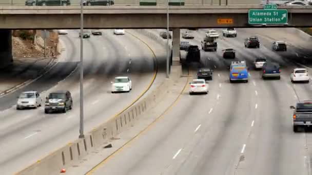 Visa trafik på upptagen Freeway i centrala — Stockvideo