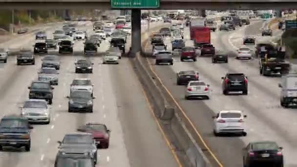 Verkehr auf vielbefahrener Autobahn in der Innenstadt — Stockvideo