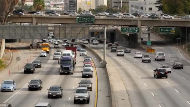 Traffic on Busy Freeway in Downtown — Stock Video