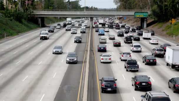 Traffic on Busy Freeway in Downtown — Stock Video