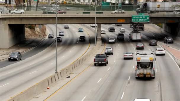 Circulation sur l'autoroute achalandée au centre-ville — Video