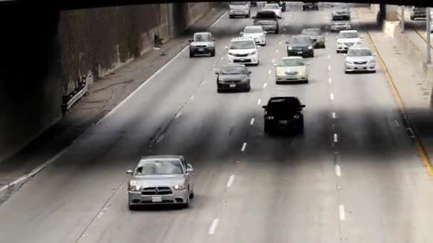Tráfego na rodovia movimentada no centro da cidade — Vídeo de Stock