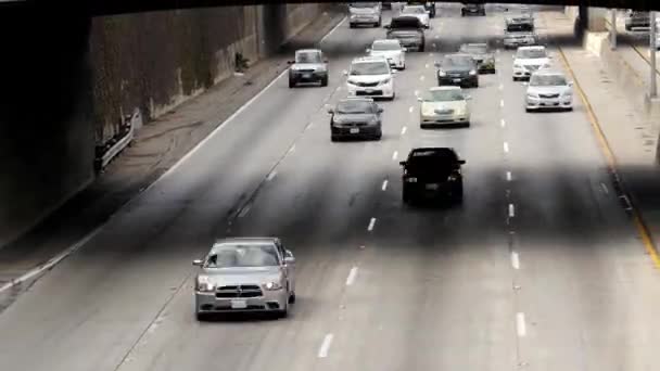 Verkeer op drukke snelweg in het centrum van — Stockvideo