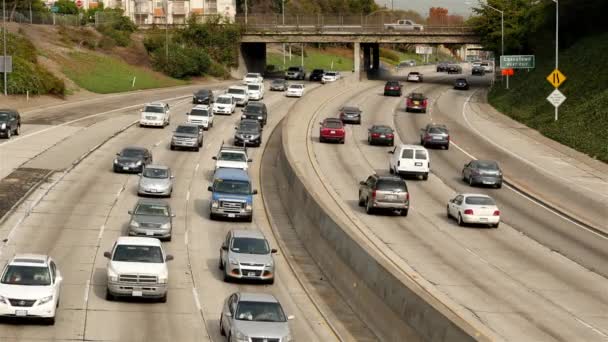 Verkehr auf vielbefahrener Autobahn in der Innenstadt — Stockvideo