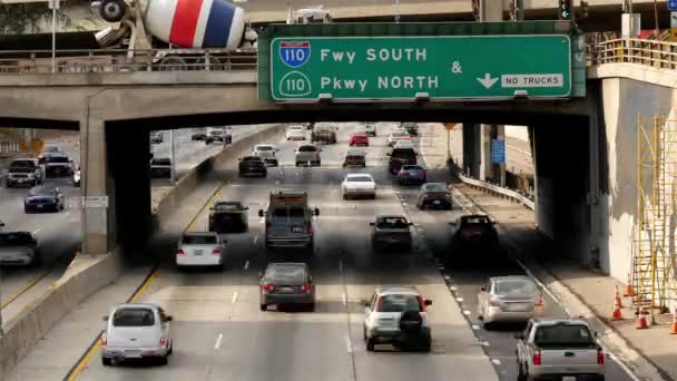 Traffic on Busy Freeway in Downtown — Stock Video