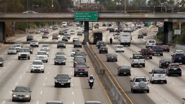 Verkehr auf vielbefahrener Autobahn in der Innenstadt — Stockvideo