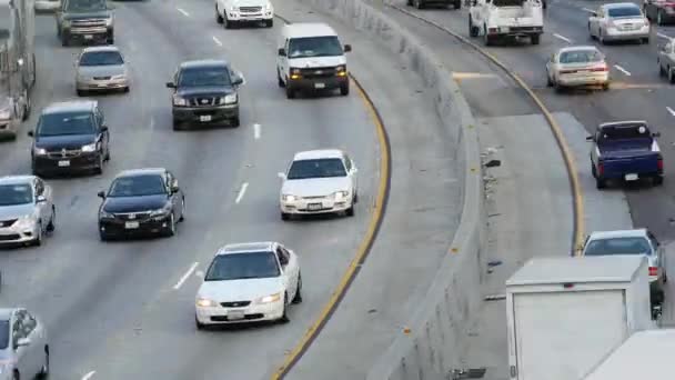 Weergave van verkeer op drukke snelweg — Stockvideo