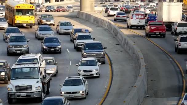 Tráfico en autopista ocupada en el centro — Vídeo de stock