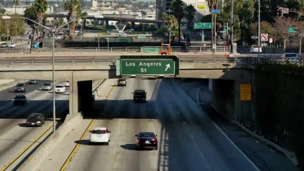 Движение в центре Лос-Анджелеса — стоковое видео