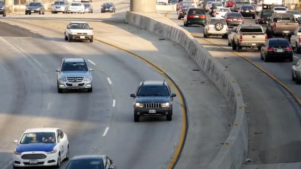 Verkehr auf vielbefahrener Autobahn in der Innenstadt — Stockvideo