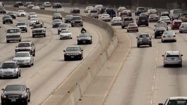 Traffico sulla superstrada trafficata in centro città — Video Stock