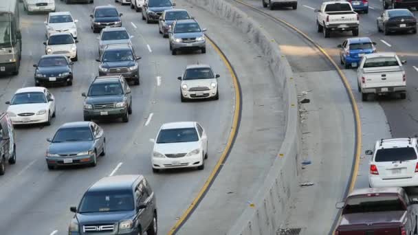 Traffic on Busy Freeway in Downtown — Stock Video