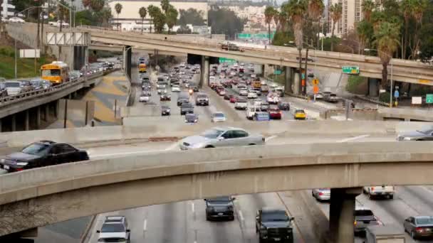 Движение по оживленной автостраде в центре города — стоковое видео