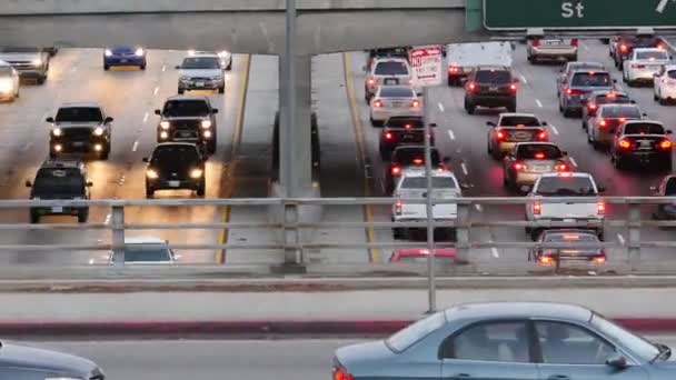 Vue de la circulation sur l'autoroute occupée dans le centre-ville — Video