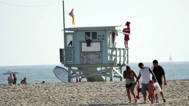 Życia Guard stoją na Santa Monica Beach — Wideo stockowe