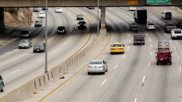 Trafiken på upptagen Freeway i centrala — Stockvideo