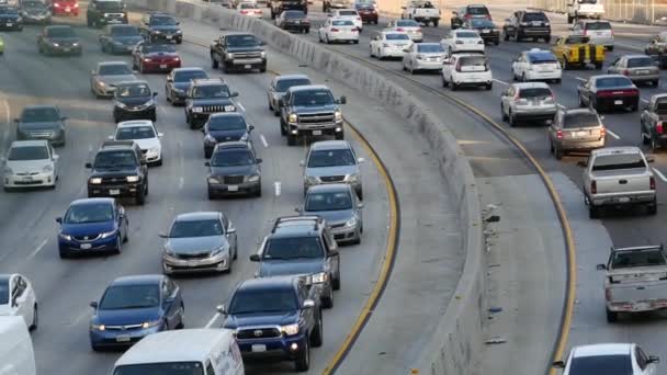 시내에 바쁜 고속도로에 소통량의 보기 — 비디오