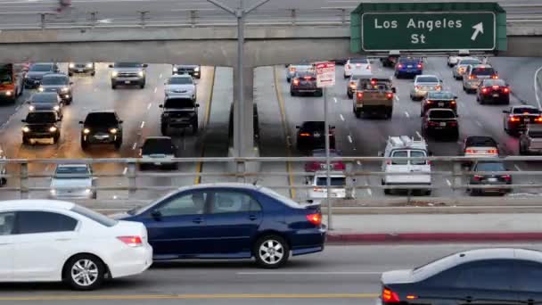 Circulation sur l'autoroute achalandée au centre-ville — Video