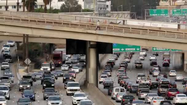 Движение по оживленной автостраде в центре города — стоковое видео