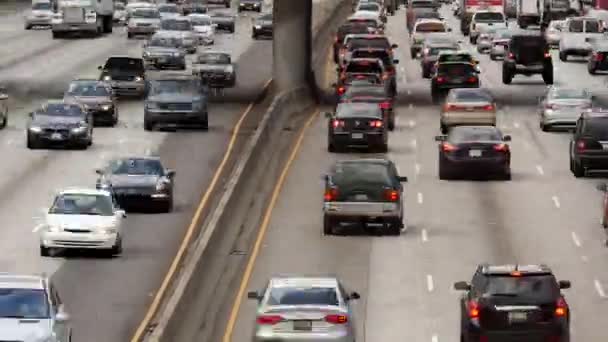 Verkehr auf vielbefahrener Autobahn in der Innenstadt — Stockvideo