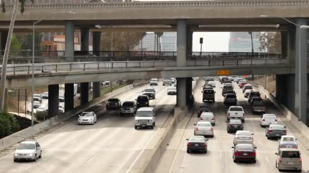 Traffic on Busy Freeway in Downtown — Stock Video