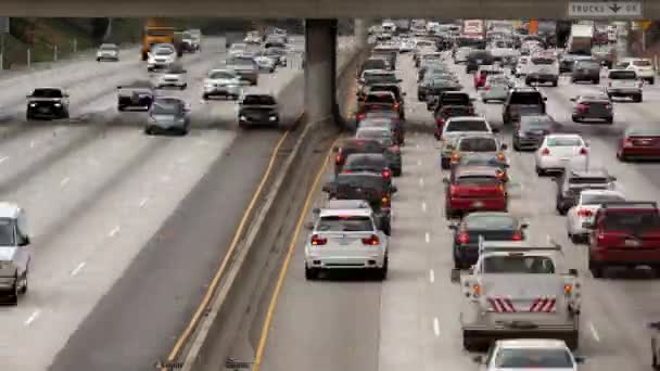 Перегляд трафіку на зайнятий шосе в центрі міста — стокове відео
