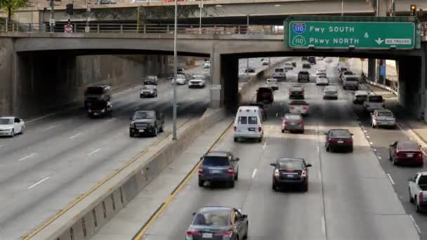 Şehir merkezinde meşgul karayolunda trafik görünümü — Stok video