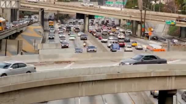 Движение по оживленной автостраде в центре города — стоковое видео