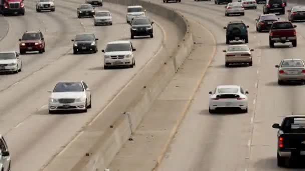 Traffico sulla superstrada trafficata in centro città — Video Stock