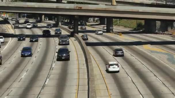 カリフォルニア州ロサンゼルスのダウンタウンへの交通します。 — ストック動画