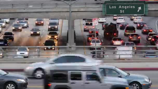 Vue de la circulation sur l'autoroute occupée dans le centre-ville — Video
