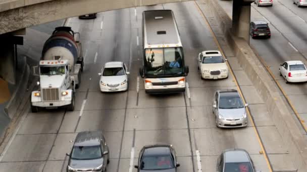 Pan van zwaar verkeer in het centrum van — Stockvideo