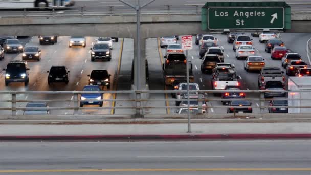 Tráfico en autopista ocupada en el centro — Vídeos de Stock