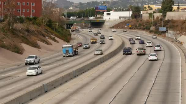 Tráfico en autopista ocupada en el centro — Vídeo de stock