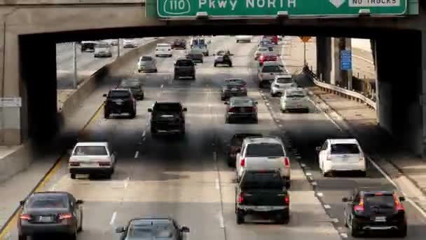 Verkehr auf vielbefahrener Autobahn in der Innenstadt — Stockvideo
