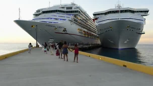 Navios de cruzeiro e praia em Grand Turk Island — Vídeo de Stock