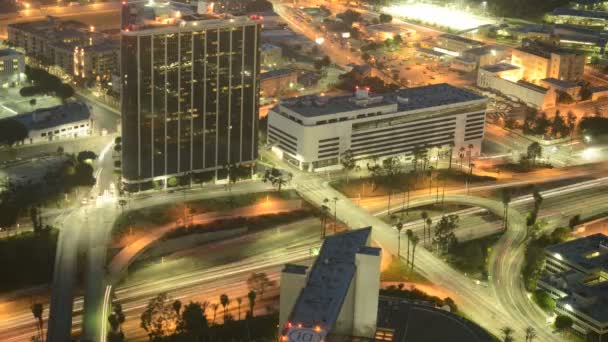 Circulation nocturne au centre-ville de Los Angeles — Video