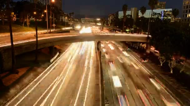 Движение в центре Лос-Анджелеса ночью — стоковое видео