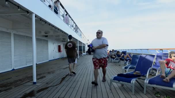 Люди отдыхают на круизном лайнере — стоковое видео