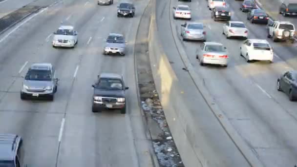 Freeway verkeer in los angeles — Stockvideo