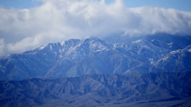 Time Lapse di nuvole e montagne con un cielo blu — Video Stock