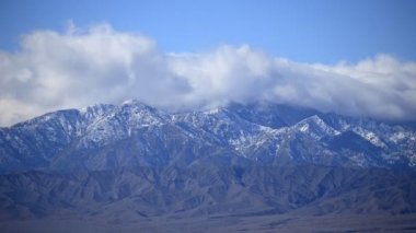 Gün boyunca Dağlar ve Bulutlar