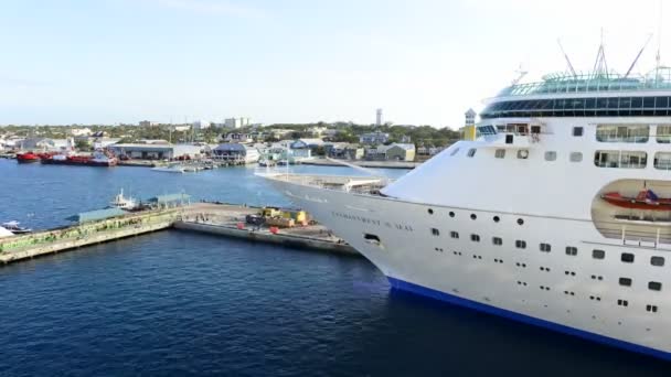 Κρουαζιερόπλοιο και παραλία στο νησί της Grand Turk — Αρχείο Βίντεο