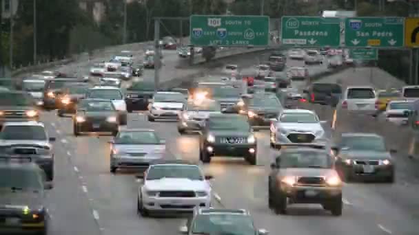 Trafic intense à Los Angeles au coucher du soleil — Video