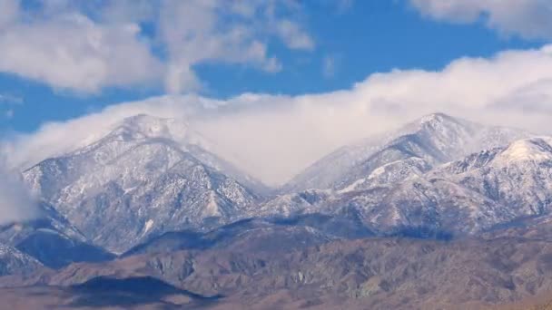 Горы и облака в течение дня — стоковое видео